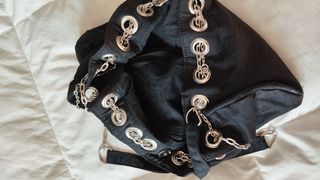 Bolso de fiesta negro con cadena