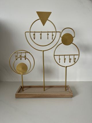 Colgador de joyas dorado y madera