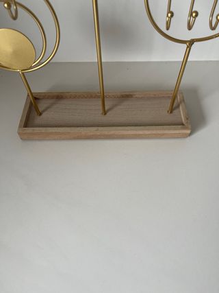 Colgador de joyas dorado y madera