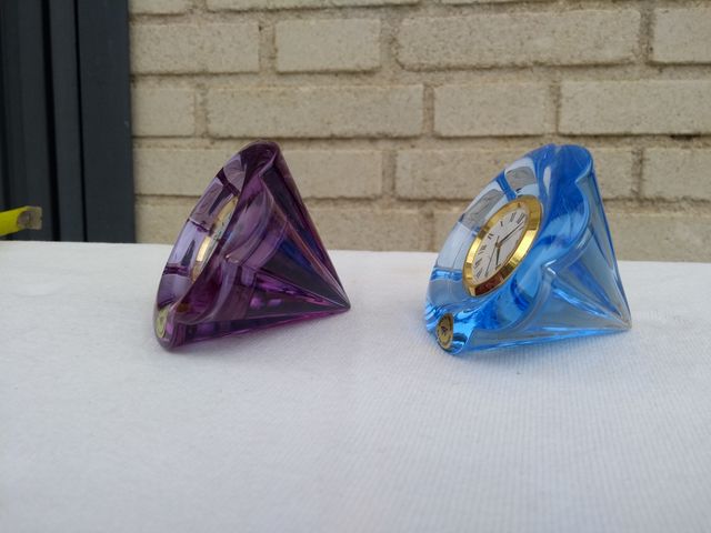 Relógio de cristal de chumbo roxo e azul