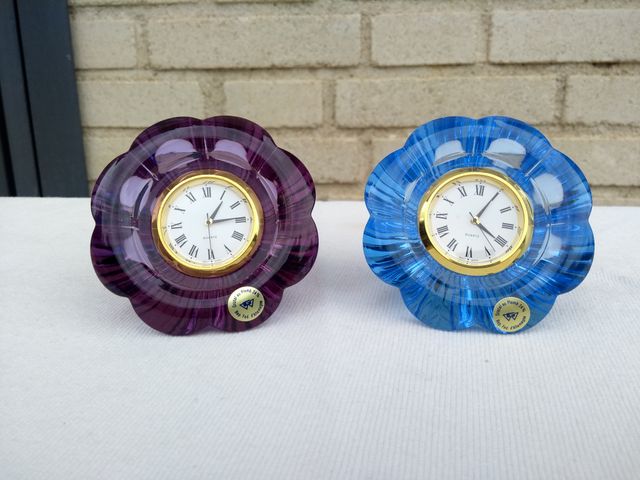 Relógio de cristal de chumbo roxo e azul