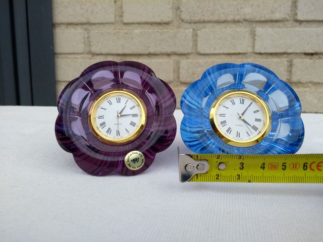 Relógio de cristal de chumbo roxo e azul
