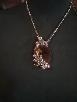 Collana con ciondolo ovale e cristalli