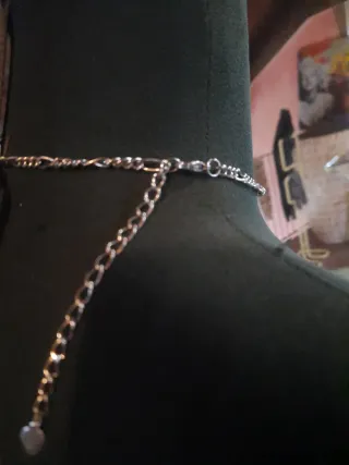 Collana con ciondolo ovale e cristalli