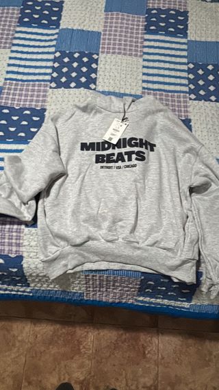 Sudadera Gris Midnight Beats es de esta temporada
