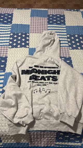 Sudadera Gris Midnight Beats es de esta temporada