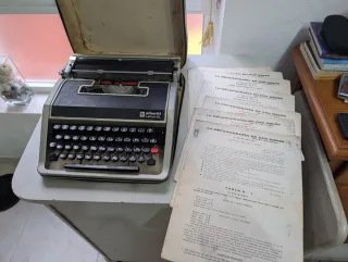 Máquina de escribir Olivetti Lettera DL