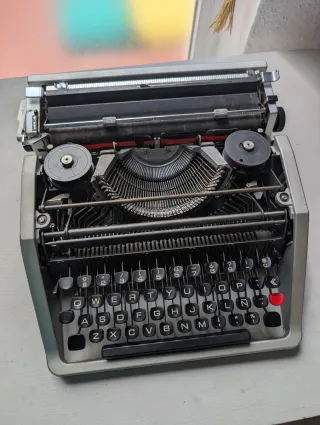 Máquina de escribir Olivetti Lettera DL