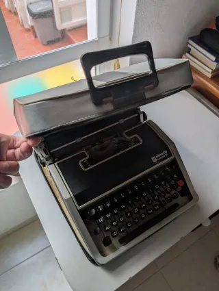 Máquina de escribir Olivetti Lettera DL