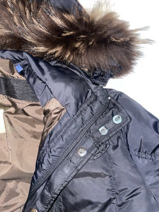 Giubbotto nero con cappuccio e pelliccia