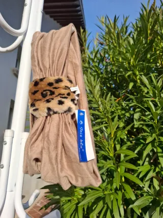 Scaldacollo in lana beige con pelliccia animalier