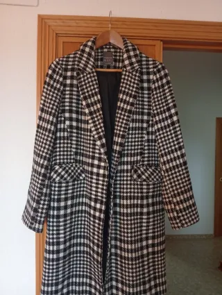 Abrigo Primark cuadros blanco y negro