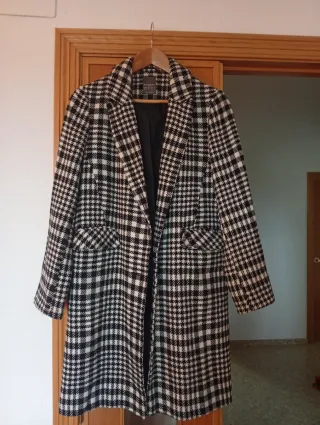 Abrigo Primark cuadros blanco y negro