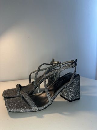 Sandalias de tacón plateadas con brillo