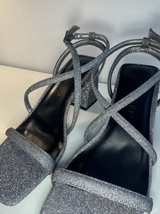 Sandalias de tacón plateadas con brillo
