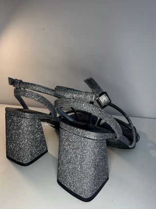 Sandalias de tacón plateadas con brillo