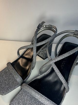 Sandalias de tacón plateadas con brillo