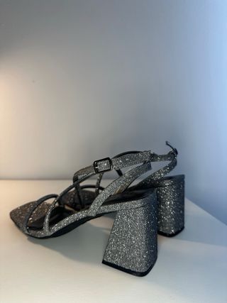 Sandalias de tacón plateadas con brillo