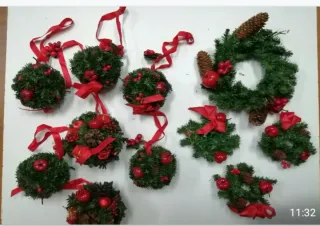 Adornos Navidad: 4 coronas y 7 bolas