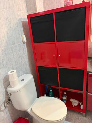 Mueble de baño rojo y blanco