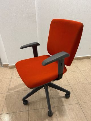 Silla de oficina naranja y gris