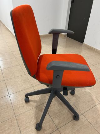 Silla de oficina naranja y gris