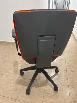 Silla de oficina naranja y gris