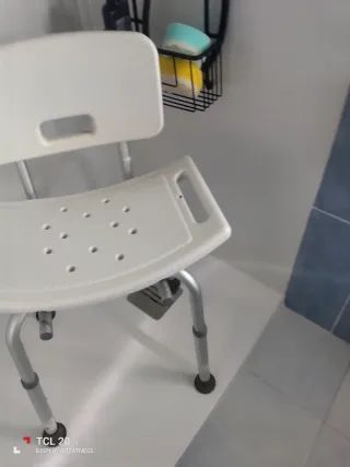 Silla de ducha con respaldo blanca