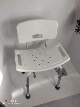 Silla de ducha con respaldo blanca