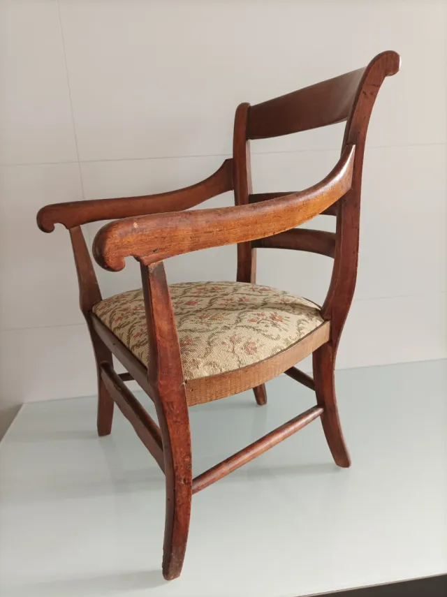 Butaca infantil antigua de madera