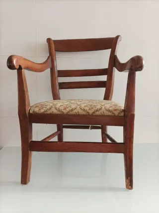 Butaca infantil antigua de madera
