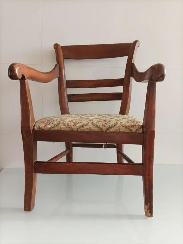 Butaca infantil antigua de madera