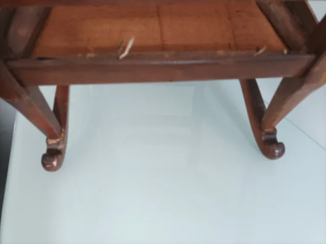 Butaca infantil antigua de madera