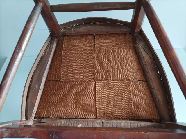 Butaca infantil antigua de madera
