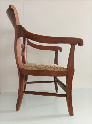 Butaca infantil antigua de madera