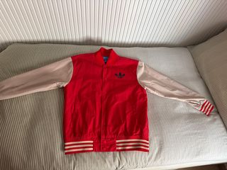 Chaqueta Adidas Originals Roja y Beige