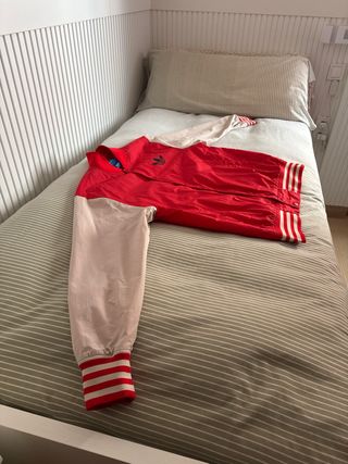 Chaqueta Adidas Originals Roja y Beige