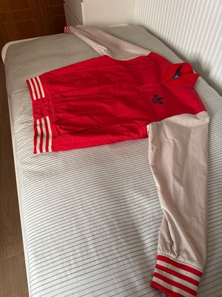 Chaqueta Adidas Originals Roja y Beige