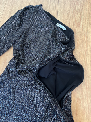 Vestido fiesta lentejuelas Zara negro asimétrico