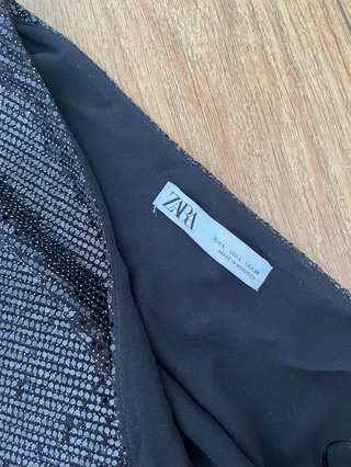 Vestido fiesta lentejuelas Zara negro asimétrico