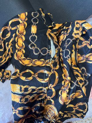 Camisa negra con estampado de cadenas doradas,