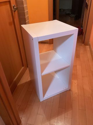 Estantería blanca.