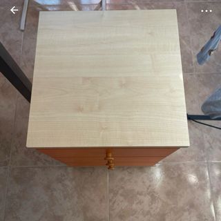 Mesita auxiliar naranja con ruedas