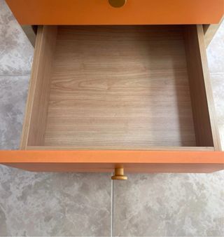 Mesita auxiliar naranja con ruedas