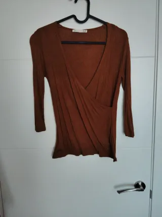 Camiseta marrón cruzada manga larga