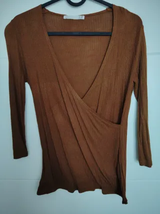 Camiseta marrón cruzada manga larga