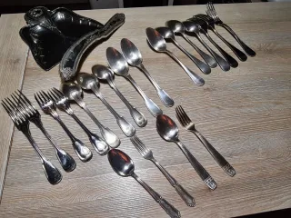 Set de cubiertos de metal plateado