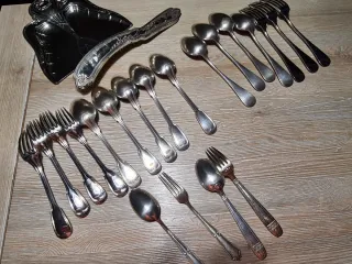 Set de cubiertos de metal plateado