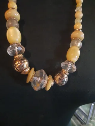 Collana con perle gialle e trasparenti