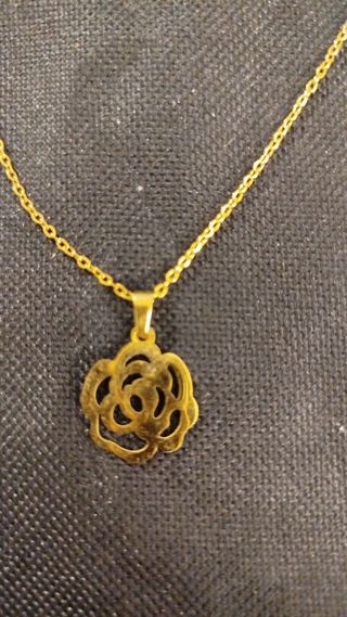 Cadena dorada con colgante flor